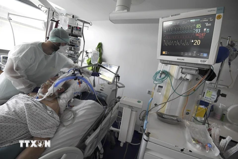 Nhân viên y tế chăm sóc bệnh nhân nhiễm COVID-19 tại Strasbourg, Pháp. (Ảnh: AFP/TTXVN)