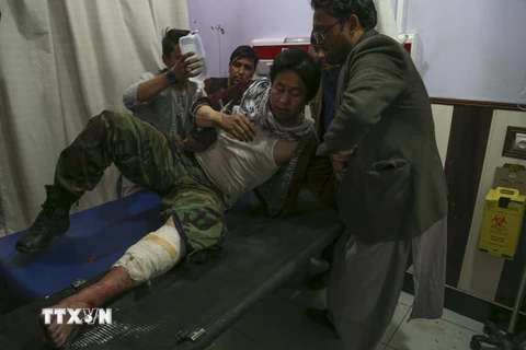 Nạn nhân bị thương sau vụ đánh bom liều chết ở thủ đô Kabul, Afghanistan ngày 24/10/2020. (Ảnh: AFP/TTXVN)