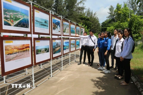 Trưng bày tư liệu 'Hoàng Sa, Trường Sa của Việt Nam' tại Phú Yên