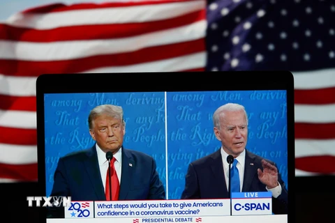 Đương kim Tổng thống Mỹ Donald Trump (trái) và ứng viên Tổng thống của đảng Dân chủ Joe Biden (phải) tại vòng tranh luận trực tiếp cuối cùng ở thành phố Nashville, bang Tennesse tối 22/10/2020 (giờ Mỹ). (Ảnh: THX/TTXVN)