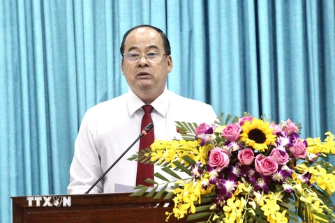 Chủ tịch UBND tỉnh An Giang Nguyễn Thanh Bình phát biểu tại kỳ họp. (Ảnh: Thanh Sang/TTXVN)