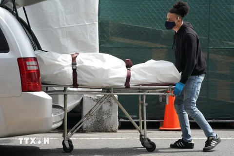 Chuyển thi thể bệnh nhân COVID-19 tại bệnh viện ở Brooklyn, New York, Mỹ. (Ảnh: AFP/TTXVN)