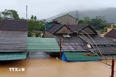 Mưa lớn khiến nhiều nhà dân tại huyện Thanh Chương bị ngập nặng. (Ảnh: Tá Chuyên/TTXVN)
