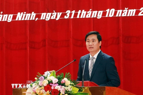 Ông Nguyễn Tường Văn, Chủ tịch UBND tỉnh Quảng Ninh nhiệm kỳ 2016-2021 phát biểu nhận nhiệm vụ. (Ảnh: Đức Hiếu/TTXVN)