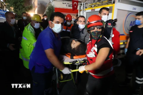 Lực lượng cứu hộ chuyển nạn nhân bị thương trong trận động đất ở tỉnh Izmir, Thổ Nhĩ Kỳ ngày 30/10/2020. (Ảnh: THX/TTXVN)