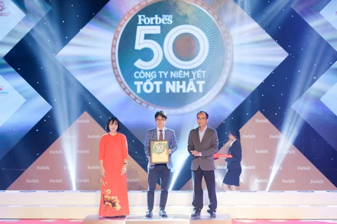 Ông Phan Minh Tiên, Giám đốc Điều hành Marketing của Vinamilk nhận giải thưởng Tốp 50 Công ty niêm yết xuất sắc năm 2020 do Forbes Việt Nam trao tặng.