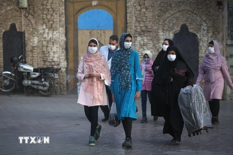 Người dân đeo khẩu trang phòng lây nhiễm COVID-19 tại Mashhad, Iran, ngày 29/10/2020. (Ảnh: THX/TTXVN)
