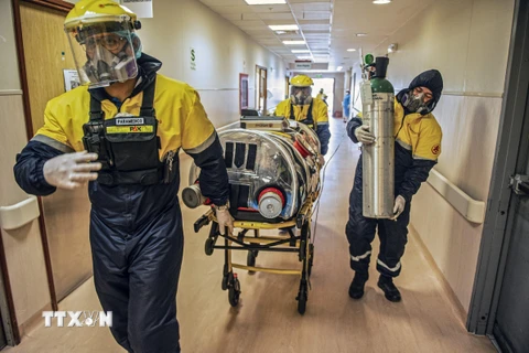 Chuyển bệnh nhân COVID-19 tới bệnh viện ở Lima, Peru, ngày 1/9/2020. (Ảnh: AFP/TTXVN)