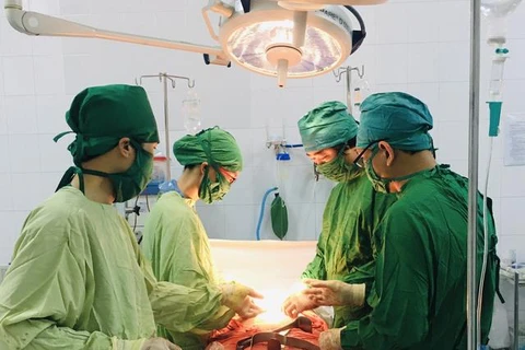 Các bác sỹ Bệnh viện Sản Nhi tỉnh An Giang phẫu thuật cứu sống cả 2 mẹ con. (Nguồn: tuoitre.vn) 