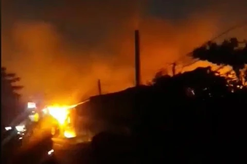 Bình Dương: Cháy công ty bao bì khiến cả khu phố mất điện
