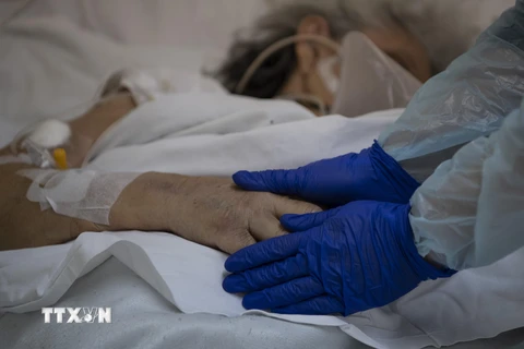 Nhân viên y tế chăm sóc bệnh nhân nhiễm COVID-19 tại Santiago, Chile. (Ảnh: AFP/TTXVN)