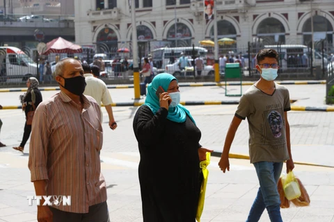 Người dân đeo khẩu trang phòng lây nhiễm COVID-19 tại Cairo, Ai Cập, ngày 29/9/2020. (Ảnh: THX/TTXVN)