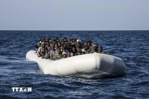 Người di cư đến từ Gambia, Nigeria và Senegal chờ tàu cứu hộ trên Địa Trung Hải tháng 1/2017. (Ảnh: AP/TTXVN)