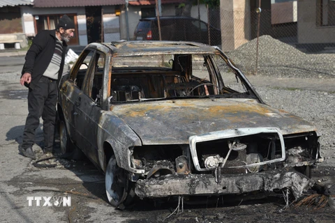 Một phương tiện bị thiêu rụi sau vụ pháo kích trong xung đột giữa lực lượng Armenia và Azerbaijan tại khu vực tranh chấp Nagorny-Karabakh, ngày 4/11/2020. (Ảnh: AFP/TTXVN)