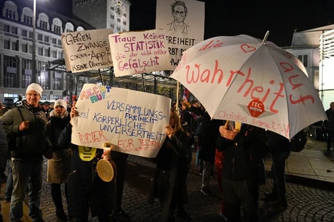 Những người tham gia cầm biểu ngữ trong cuộc biểu tình do tổ chức Querdenken tổ chức. (Nguồn: AFP)