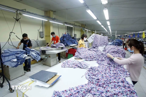 Sản xuất sản phẩm may mặc tại Công ty Cổ phần may Tiên Hưng, Hưng Yên. (Ảnh: Phạm Kiên - TTXVN)
