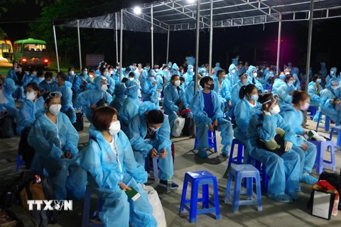 Các công dân Việt Nam từ nước ngoài về nước chuẩn bị cách ly tập trung để phòng ngừa dịch COVID-19. (Ảnh: Chanh Đa/TTXVN)