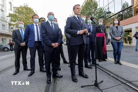Tổng thống Pháp Emmanuel Macron phát biểu tại thành phố Nice, nơi xảy ra vụ tấn công bằng dao khiến 3 người thiệt mạng ngày 29/10/2020. (Ảnh: AP/TTXVN)