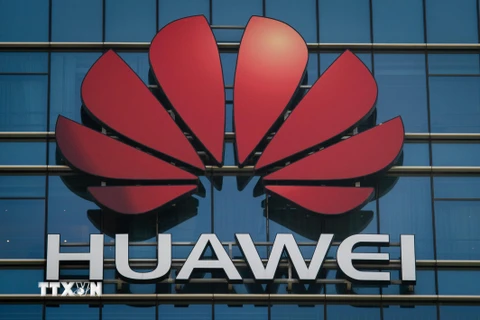 Biểu tượng Huawei tại văn phòng ở tỉnh Quảng Đông, Trung Quốc. (Ảnh: AFP/ TTXVN)