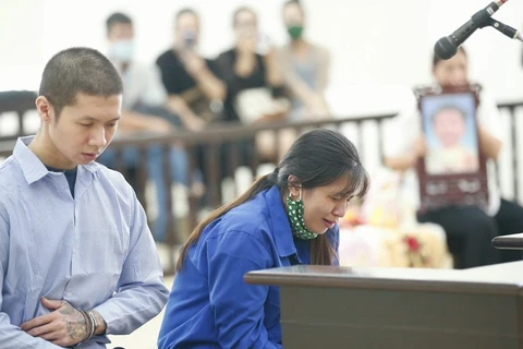 Bị cáo Nguyễn Minh Tuấn và vợ là Nguyễn Thị Lan Anh tại buổi tuyên án. (Ảnh: Doãn Tấn/TTXVN) 
