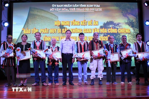 Sở Văn hóa, Thể thao và Du lịch tỉnh Kon Tum khen thưởng cho các tập thể, cá nhân có cống hiến tiêu biểu về bảo tồn, phát huy di sản không gian văn hóa cồng chiêng. (Ảnh: Khoa Chương/TTXVN)