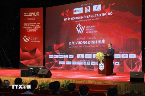 Bí thư Thành ủy Hà Nội Vương Đình Huệ phát biểu tại Ngày hội Đổi mới sáng tạo Thủ đô. (Ảnh: Văn Điệp/TTXVN)