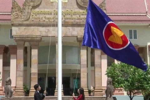 Lễ thượng cờ ASEAN tại Bộ Ngoại giao và Hợp tác quốc tế Campuchia. (Nguồn: TTXVN)