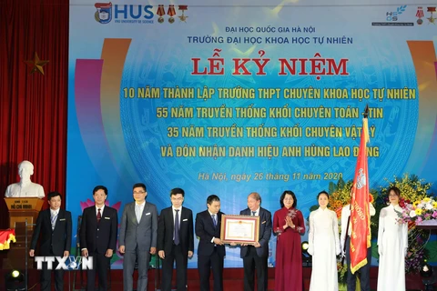 Phó Chủ tịch nước Đặng Thị Ngọc Thịnh trao danh hiệu Anh hùng lao động cho Trường THPT Chuyên Khoa học tự nhiên. (Ảnh: Thanh Tùng/TTXVN)