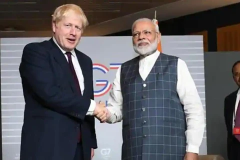 Thủ tướng Anh Boris Johnson và Thủ tướng Ấn Độ Narendra Modi tại cuộc gặp song phương trong Hội nghị thượng đỉnh G7 ở Biarritz, Pháp ngày 25/8/2019 . (Ảnh: Reuters)