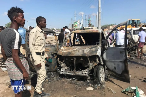 Hiện trường một vụ đánh bom tại thủ đô Mogadishu của Somalia. (Ảnh: Reuters/TTXVN)
