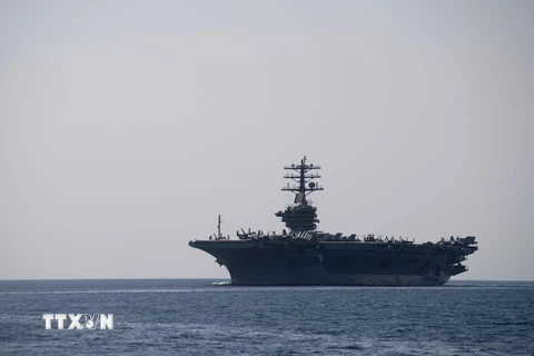 Tàu sân bay USS Nimitz của Hải quân Mỹ đi qua Eo biển Hormuz ngày 18/9/2020. (Ảnh: AFP/TTXVN)