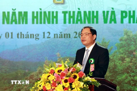 Bộ trưởng Bộ Nông nghiệp và Phát triển nông thôn Nguyễn Xuân Cường đọc diễn văn ôn lại chặng đường 75 năm hình thành phát triển của ngành Lâm nghiệp Việt Nam. (Ảnh: Tá Chuyên/TTXVN)