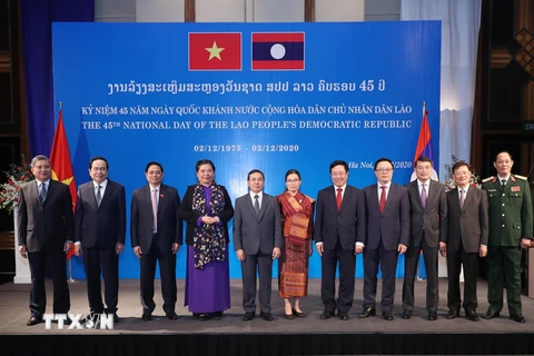 Các đồng chí Lãnh đạo Đảng, Nhà nước và đại biểu dự chiêu đãi kỷ niệm 45 năm Quốc khánh Cộng hòa dân chủ nhân dân Lào. (Ảnh: Lâm Khánh/TTXVN)