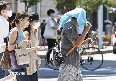 Người dân di chuyển dưới tiết trời nắng nóng kỷ lục tại Nagoya, Nhật Bản ngày 16/8/2020. (Ảnh: Kyodo/TTXVN)