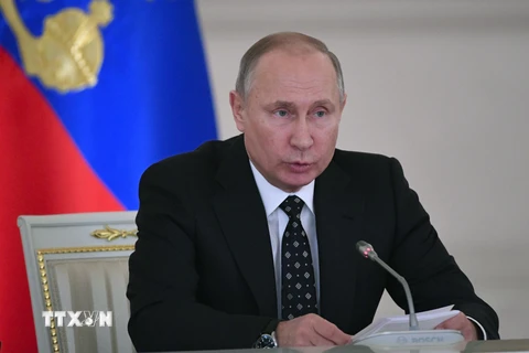 Tổng thống Nga Vladimir Putin chủ trì một cuộc họp tại Moskva, Nga. (Ảnh: AFP/TTXVN)