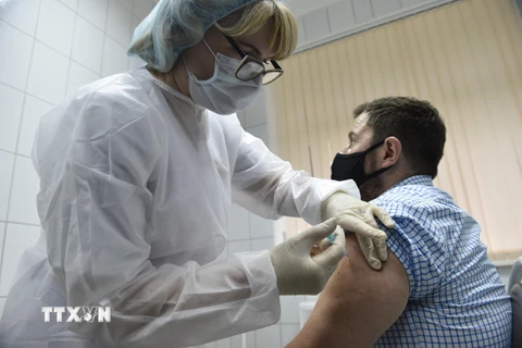 Tiêm thử nghiệm vaccine ngừa COVID-19 cho tình nguyện viên tại Moskva, Nga ngày 10/9/2020. (Ảnh: AFP/TTXVN)