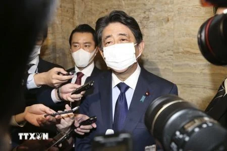 Cựu Thủ tướng Nhật Bản Abe Shinzo phát biểu với báo giới tại thủ đô Tokyo ngày 24/11/2020. (Ảnh: Kyodo/TTXVN)