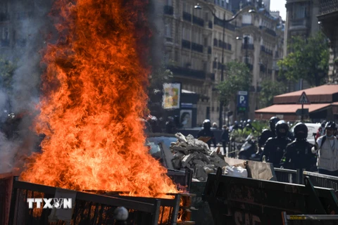 Người biểu tình quá khích đốt phá trong một cuộc biểu tình tại Paris, Pháp. (Ảnh: AFP/TTXVN)