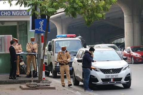 Cảnh sát giao thông Hà Nội ra quân xử lý xe ôtô dừng đỗ gây cản trở giao thông. (Nguồn: cand.com.vn)