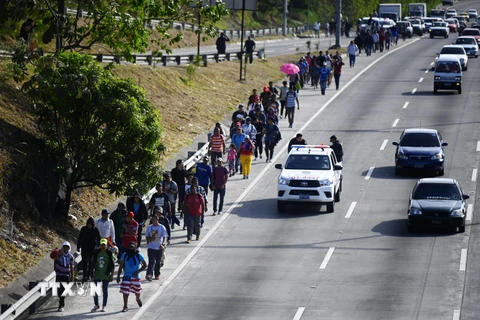 Người di cư trong hành trình tới Mỹ tại khu vực San Salvador, El Salvador. (Ảnh: AFP/TTXVN)