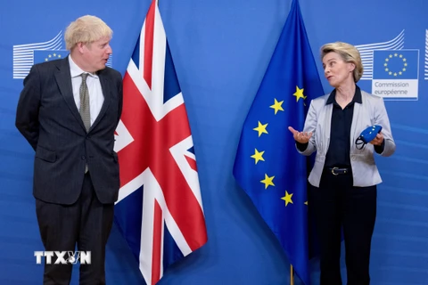 Thủ tướng Anh Boris Johnson và Chủ tịch Ủy ban châu Âu Ursula von der Leyen (phải) tại cuộc gặp ở Brussels, Bỉ, ngày 9/12/2020. (Ảnh: THX/TTXVN)