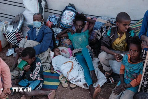 Người dân Ethiopia sơ tán từ vùng chiến sự Tigray tới lánh nạn tại một trại tị nạn ở bang Gedaref, Sudan, ngày 5/12/2020. (Ảnh: AFP/TXTVN)