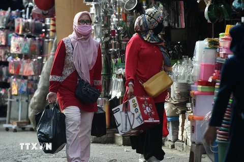 Người dân mua sắm tại một khu chợ ở Jakarta, Indonesia. (Ảnh: THX/TTXVN)