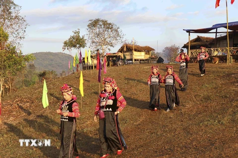 Thiếu nữ người Hà Nhì trong trang phục truyền thống khi đi chơi lễ trong dịp Tết cổ truyền Hồ Sự Chà. (Ảnh: Xuân Tiến/TTXVN)