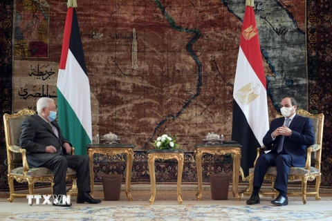 Tổng thống Ai Cập Abdel-Fattah El-Sisi (phải) và người đồng cấp Palestine Mahmoud Abbas (trái) trong cuộc gặp tại Cairo ngày 30/11/2020. (Ảnh: AFP/TTXVN)