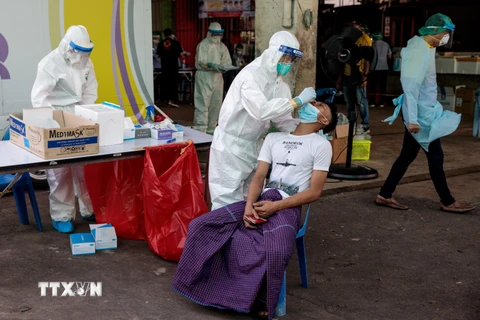 Nhân viên y tế lấy mẫu xét nghiệm COVID-19 cho người dân tại Samut Sakhon, Thái Lan, ngày 19/12/2020. (Ảnh: AFP/TTXVN)