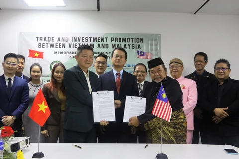 Lễ ký MOU giữa Hội Doanh nghiệp Việt Nam tại Malaysia (VMBIZ) và Tập đoàn Tài chính Blue Ocean (BOCGB). (Nguồn: Bnews/TTXVN)