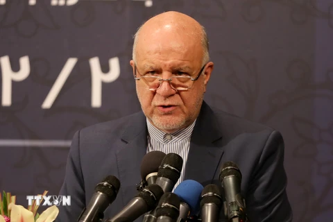 Bộ trưởng Dầu mỏ Iran Bijan Zanganeh phát biểu tại một cuộc họp báo ở Tehran. (Ảnh: AFP/TTXVN)