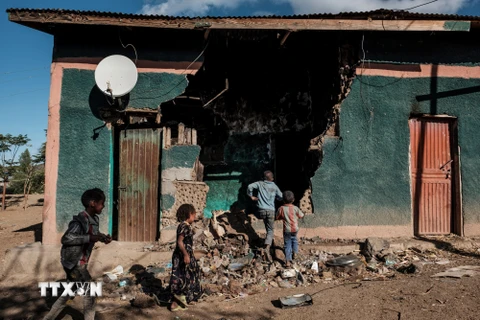 Nhà cửa bị hư hại trong cuộc xung đột tại khu vực Tigray, Ethiopia ngày 9/12/2020. (Ảnh: AFP/TTXVN)