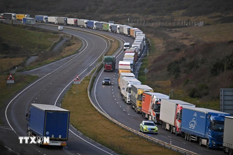 Xe tải xếp hàng dài trên tuyến quốc lộ A20, tuyến đường chính dẫn tới cảng Dover, phía Nam Anh ngày 17/12/2020. (Ảnh: TTXVN phát)